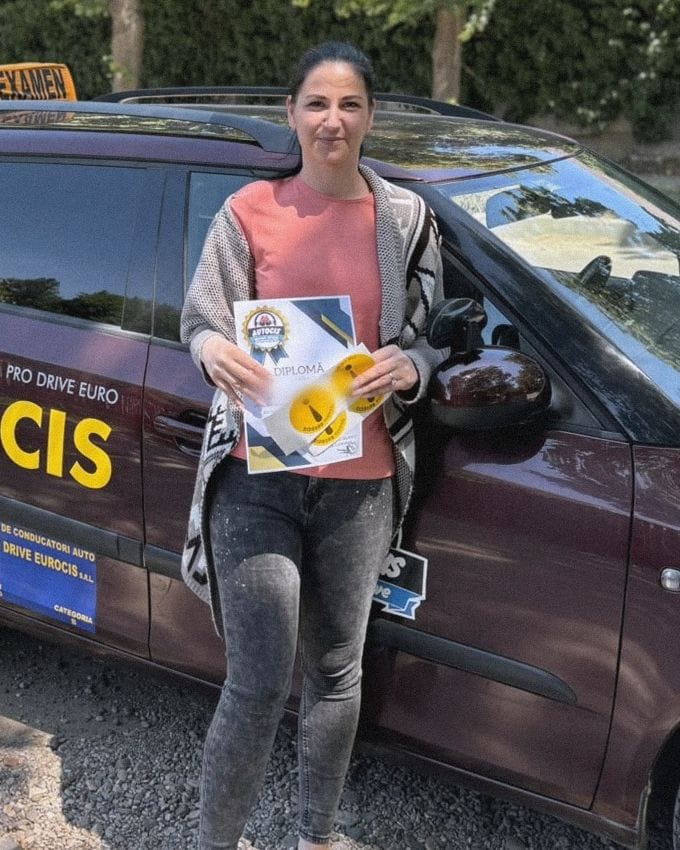 Absolventă a Școlii de șoferi Autocis cu diploma și semnele de începător, lângă Škoda Fabia a școlii cu cutia EXAMEN