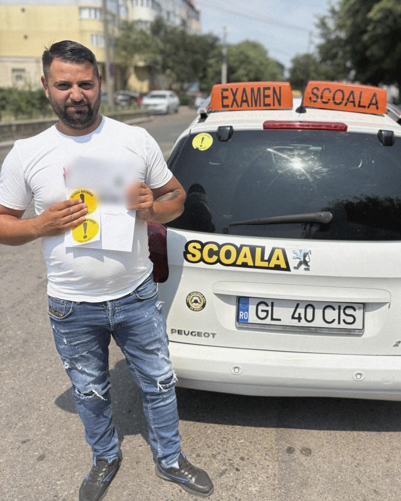 Absolvent al Școlii de șoferi Autocis cu actele de la examen și semnele de începător, lângă Peugeot-ul GL 40 CIS al școlii, cu cutiile „EXAMEN” și „ȘCOALA” pe plafon